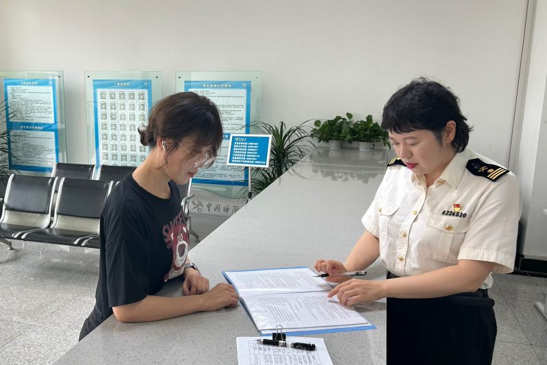 青岛空港口岸实现“一次过检，两检合一”（图）