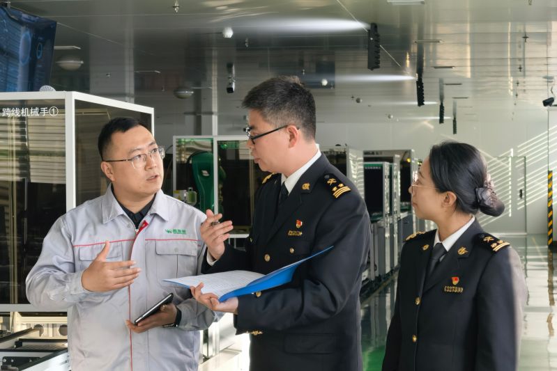 风雪守国门 跨境保通畅（图）