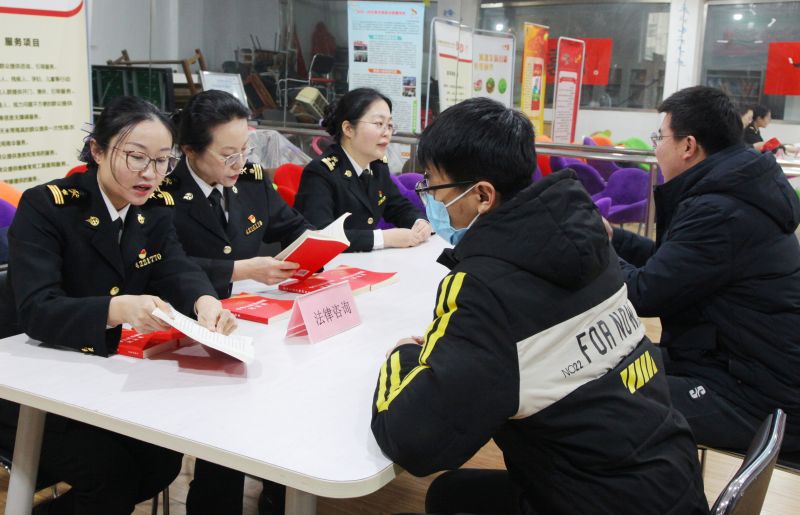 青岛胶东机场海关查获携带禁止出境文物27件（图）