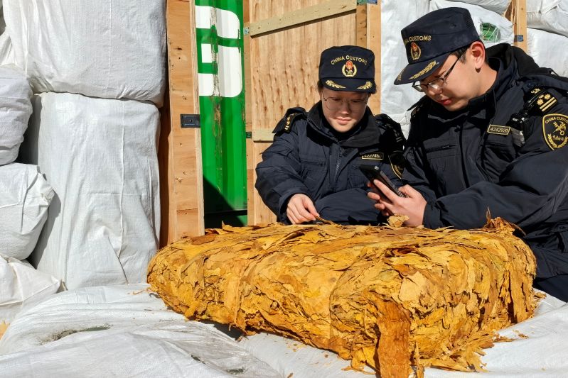 青岛胶东机场海关查获违规携带进境卷烟、手表、保健品等物品（图）