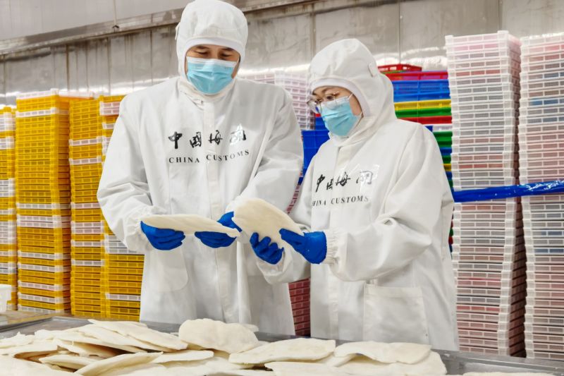 青岛胶东机场海关在进境快件中查获夹藏蔬菜种子25.5万粒（图）