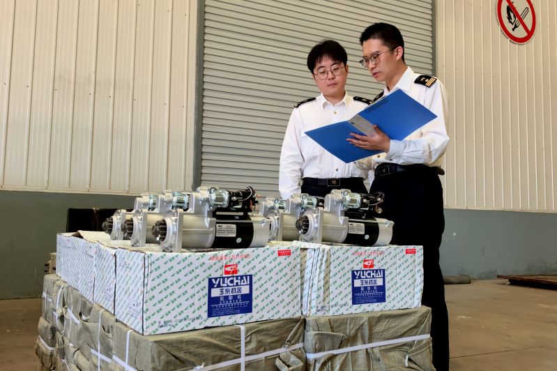 青岛胶东机场海关查获侵权 生日派对装饰品340件（图）