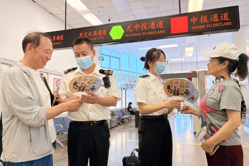 黄岛海关查获违规出口危险化学品17.7吨（图）