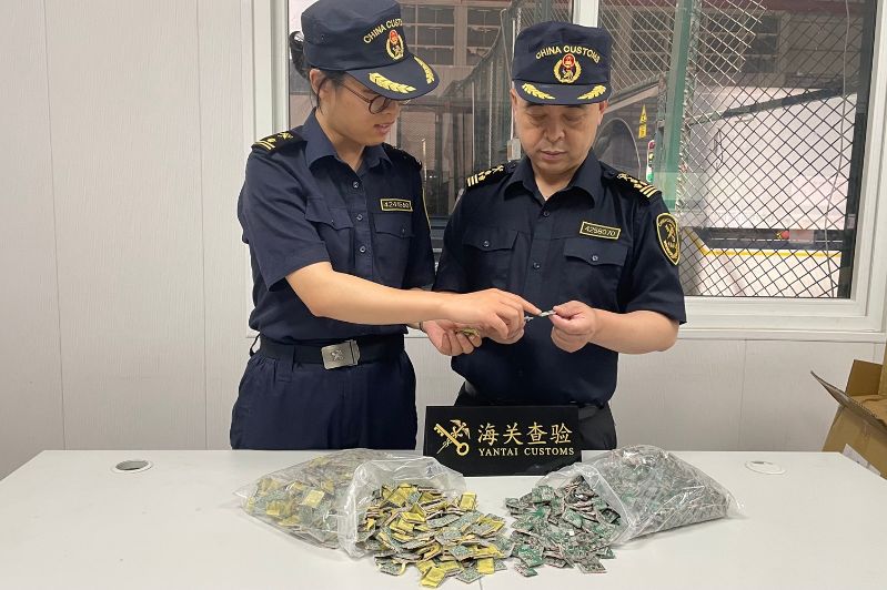 国产新能源电动双层公交车首次从烟台港发往欧洲（图）