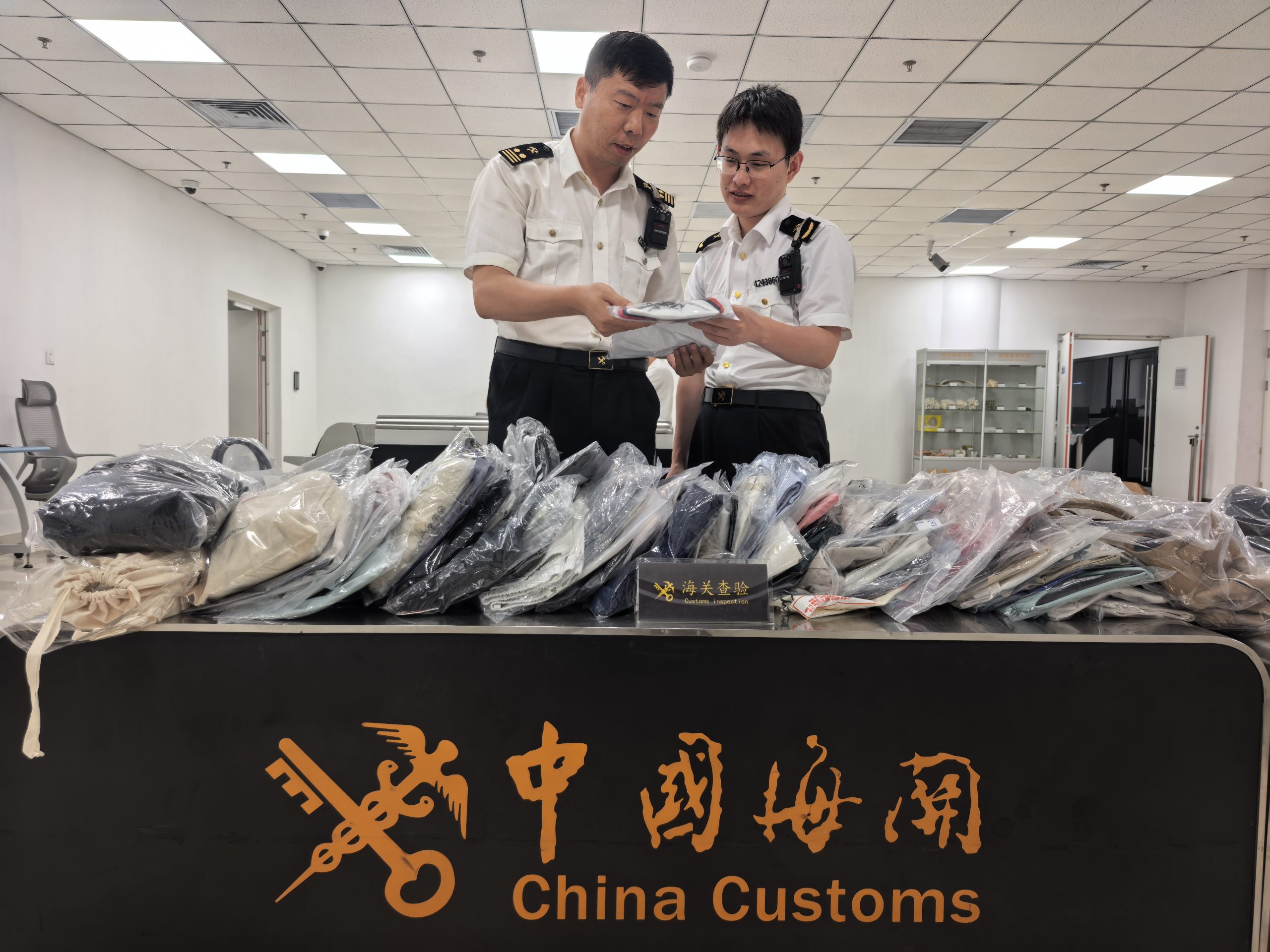 烟台海关查获进境旅客藏匿卷烟800支（图）